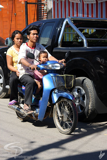 A family on a motorcycle in Pai (Thailand)